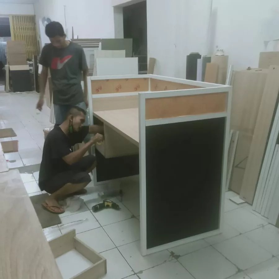 Meja Kantor Kubikal Kaki Besi dengan Sekat Partisi Minimalis - Gambar 3
